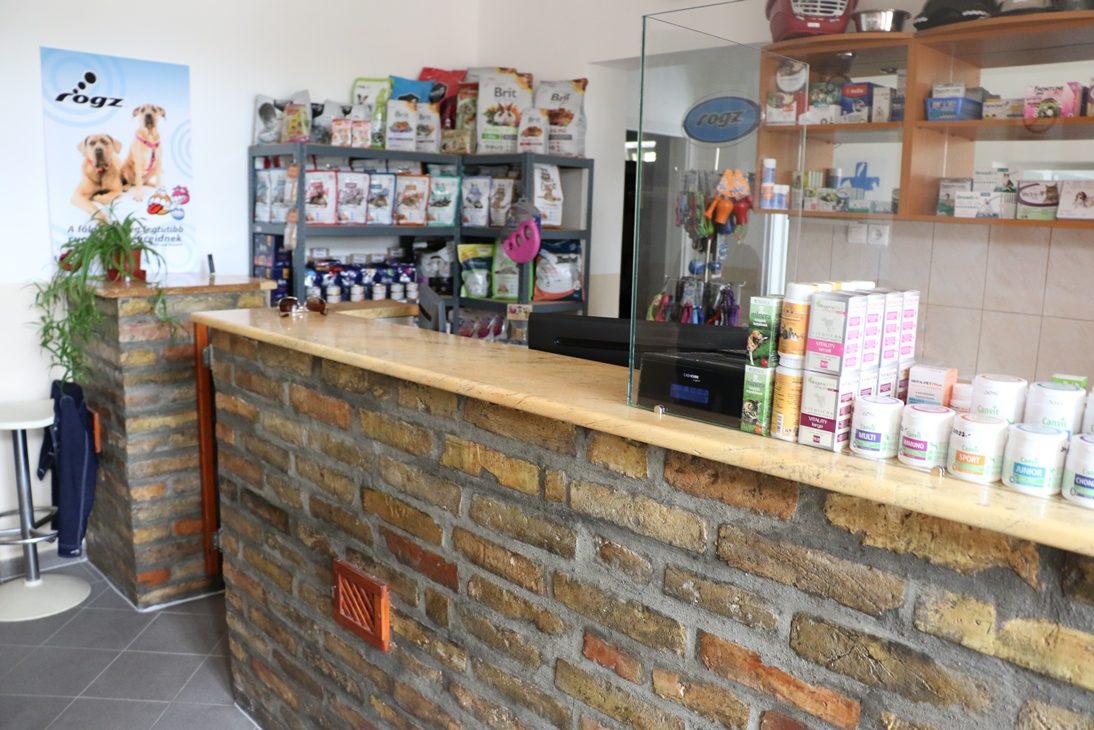 A recepció és a tágas váró